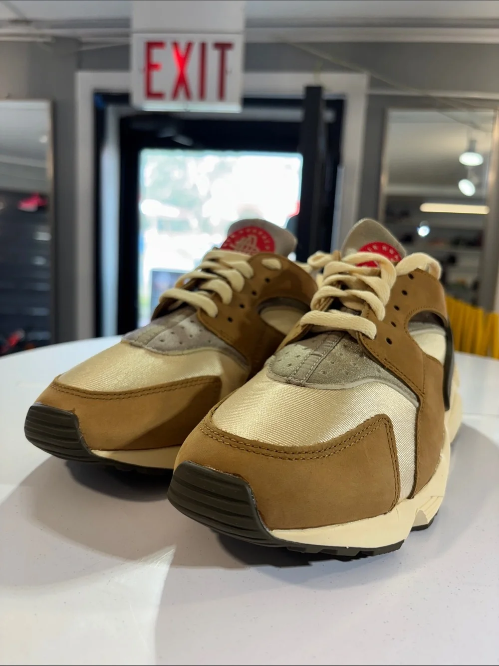 Nike Air Huarache LE Desert Oak Size 8.5 M 10 W